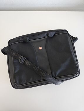SwissGear | Adjustable ProCheck Black Laptop 14" - 16" Travel Crossbody Bag
